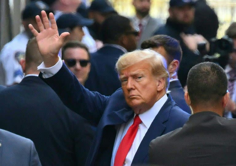El expresidente estadounidense Donald Trump llega antes de su comparecencia ante el Tribunal Penal de Manhattan en Nueva York el 4 de abril de 2023.