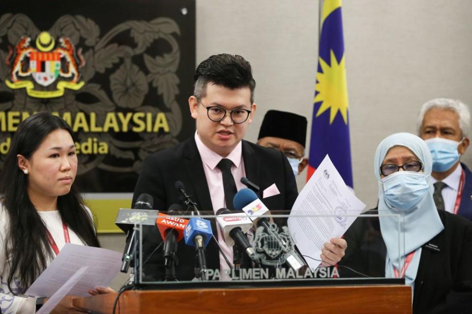 Bandar Kuching MP Dr Kelvin Yii (centre) speaks during a press conference at Parliament in Kuala Lumpur August 13, 2020. — Picture by Yusof Mat Isa