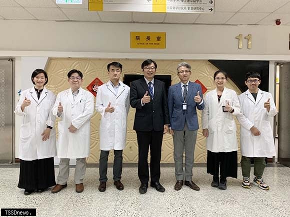 中國醫藥大學中醫學院顏宏融院長帶領的中西醫合作免疫研究團隊合影。(記者劉春生攝)