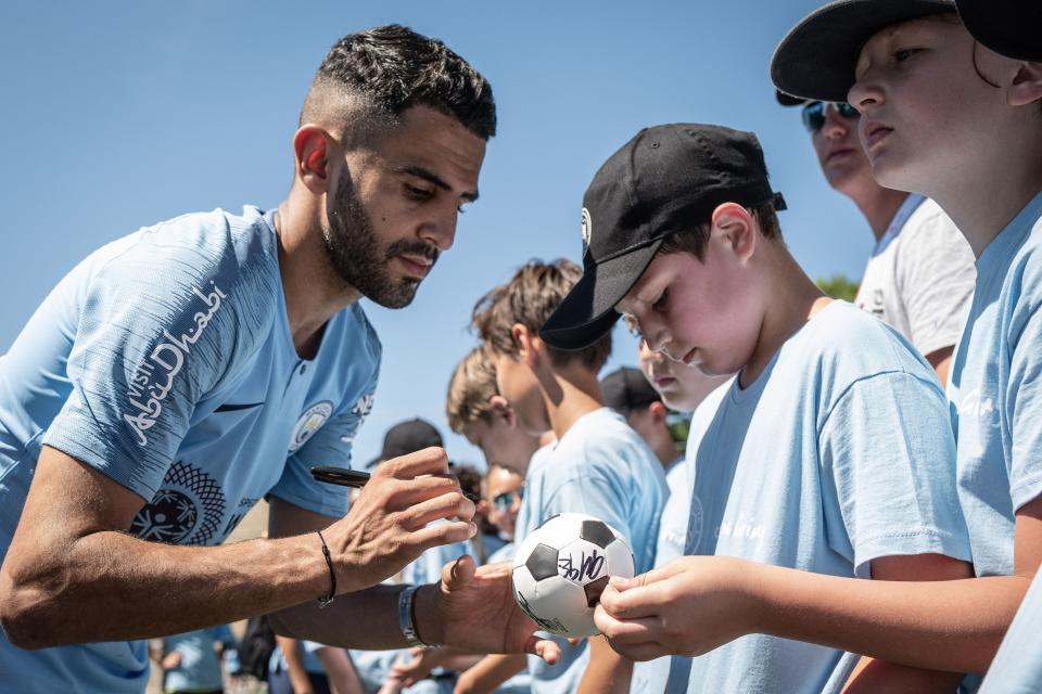 Manchester City winger Riyad Mahrez signs autographs for kids at an event in Chicago. (Courtesy: Manchester City FC)