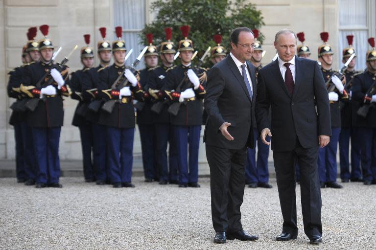 French President Francois Hollande (L) welcomes Russian President Vladimir Putin at the Elysee Palace in Paris on June 5, 2014