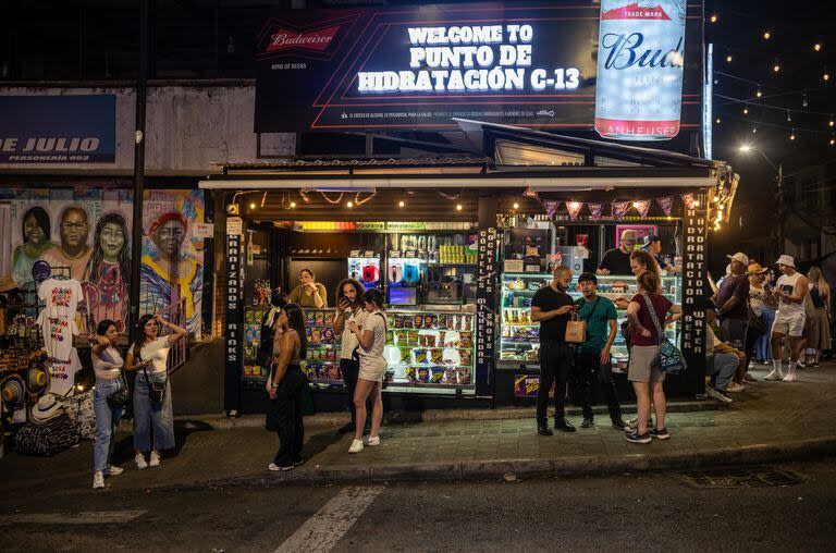 Turistas en la noche de Medellín