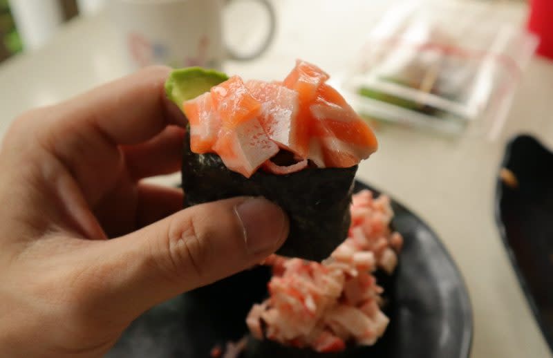 otoko ten ten -closeup of salmon sushi