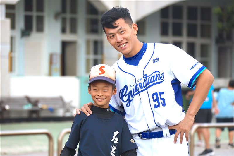 富邦悍將球星戴培峰指導小球員。（圖／富邦悍將提供）