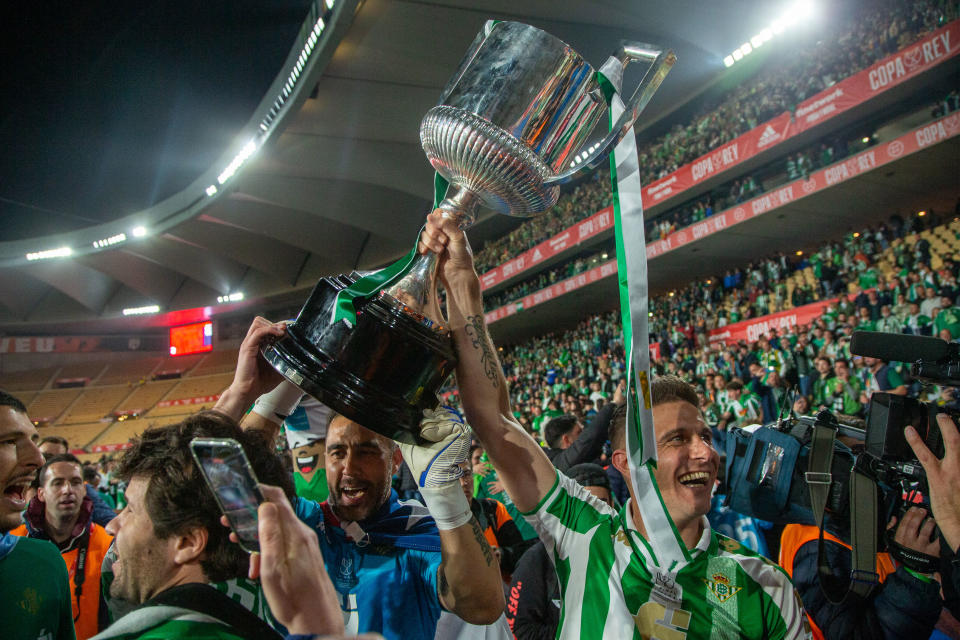 Joaquín con la Copa del Rey conseguida por el Real Betis la temporada pasada al derrotar al Valencia en la final. (Foto: Joaquin Corchero / Europa Press / Getty Images).