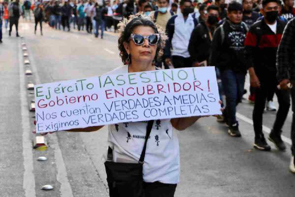 Padres y madres de los 43 de Ayotzinapa exigen al gobierno la verdad sobre el caso.