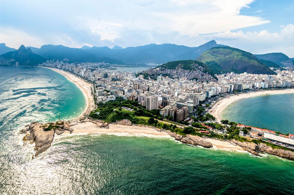 Luftaufnahme von Ipanema, Arpoador und Copacabana in Rio de Janeiro. - Copyright: Giordano Cipriani via Getty Images