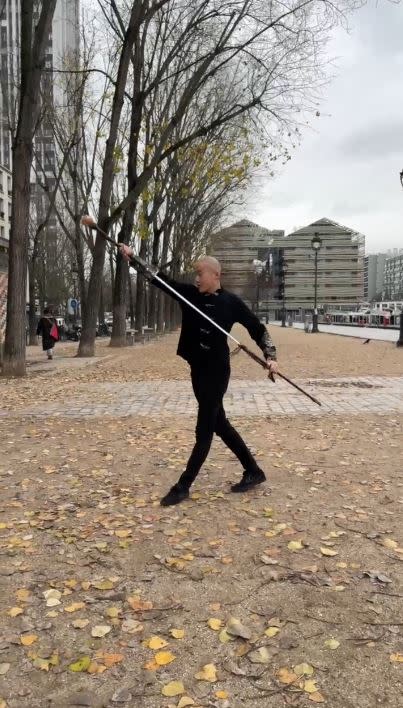 蔡宏毅賽前在法國街頭把握時間練劍。（圖／受訪者提供）