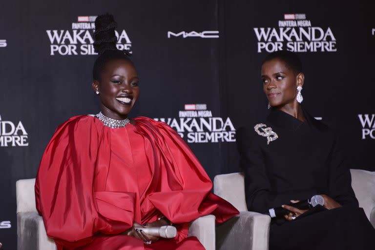 La actriz Lupita Nyong'o sorprendió con un cambio de look instantáneo durante la conferencia de prensa; en la foto, se la ve muy sonriente junto a su compañera de reparto Letitia Wright