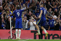 Romelu Lukaku, del Chelsea, festeja tras anotar el tercer gol de su equipo en partido de la Liga Premier contra Aston Villa en el estadio Stamford Bridge, Londres, sábado 11 de setiembre de 2011. (AP Foto/Ian Walton)