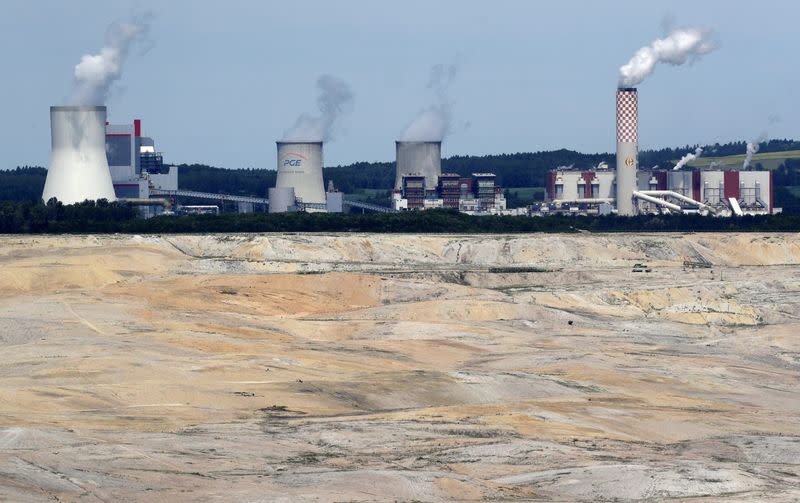 FOTO DE ARCHIVO: La planta de energía a carbón Turow se ve detrás de la mina de carbón a cielo abierto Turow operada por la compañía PGE en Bogatynia, Polonia