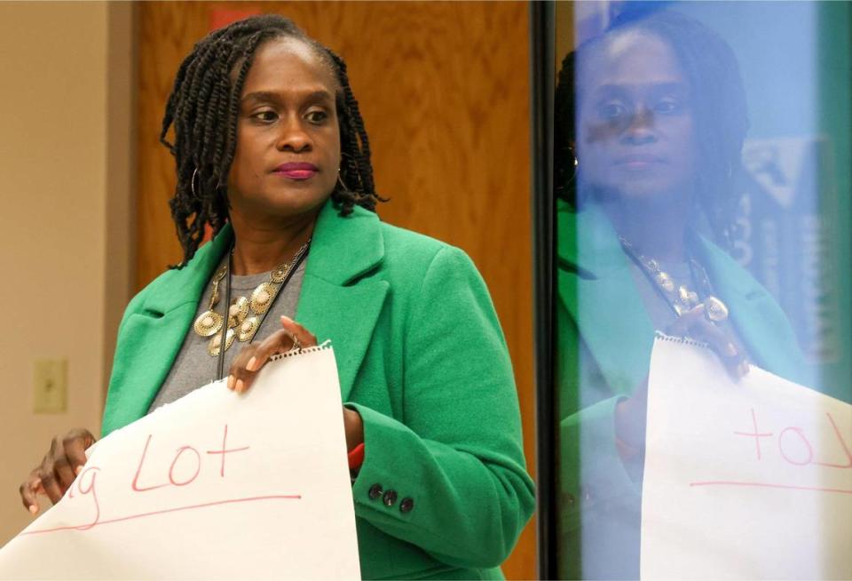 Fracine Baugh assists in the conversation with stakeholders and parents as they gathered to discuss Broward County Public School’s possibile plans of closing schools in 2025 due to under-enrollment. Carl Juste/cjuste@miamiherald.com