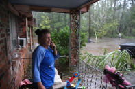 <p>Eine Frau in Lumberton, North Carolina, telefoniert um Hilfe, da sie aufgrund der Überflutung nicht mehr ihr Haus verlassen kann. (Bild: DPA) </p>