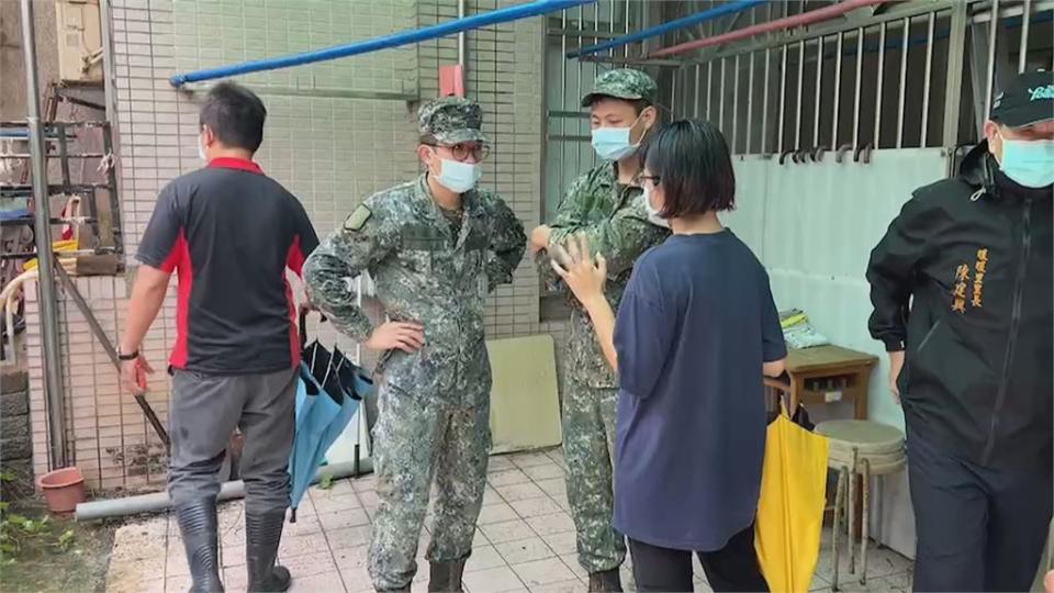 雨彈轟炸北部災情頻傳　基隆暖暖邊坡土石灌民宅