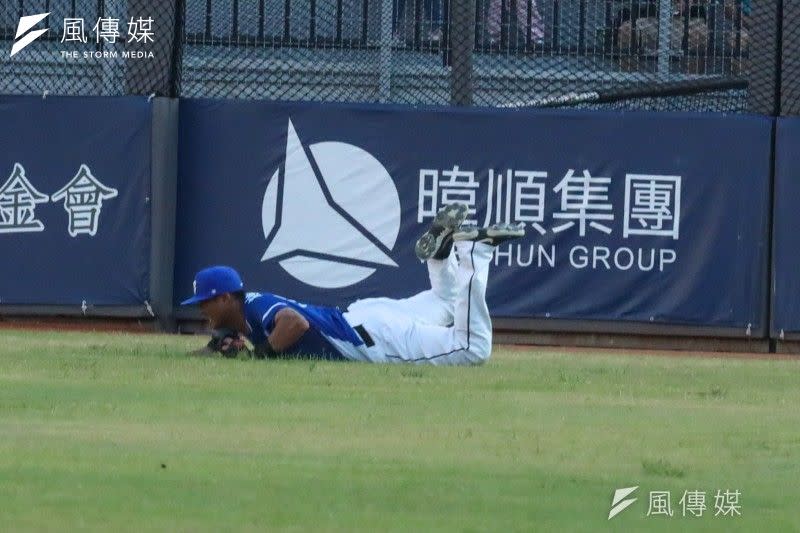 <cite>富邦悍將外野手林哲瑄在新竹棒球場撲球受傷而整個球季報銷，引發球迷憤怒，卻有綠營側翼指他在演戲。（取自Fubon Guardians 富邦悍將棒球隊臉書粉專）</cite>