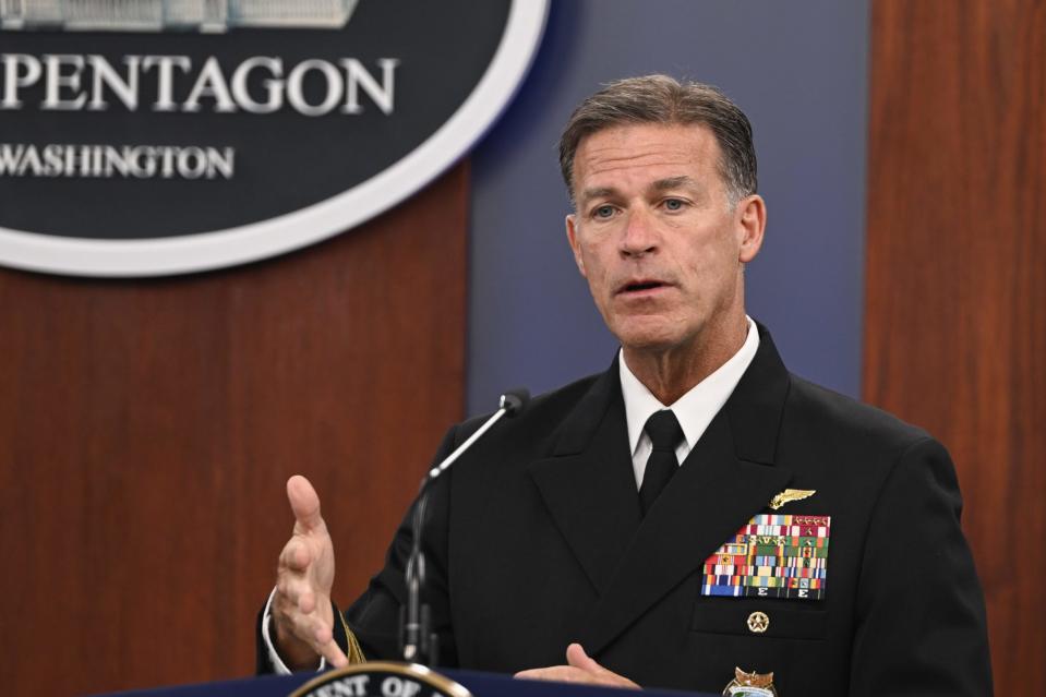 Marineadmiral John C. Aquilino, Befehlshaber des US-Kommandos für den Indopazifik, hält am 17. Oktober 2023 eine Pressekonferenz im Pentagon in Washington D.C., Vereinigte Staaten. - Copyright: Celal Gunes/Anadolu via Getty Images