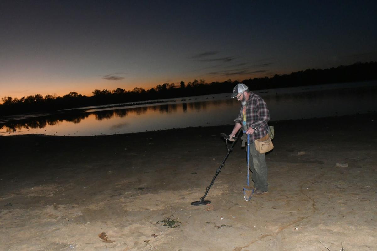 Ловецът на история открива скрити артефакти в сухото корито на езерото Булоу