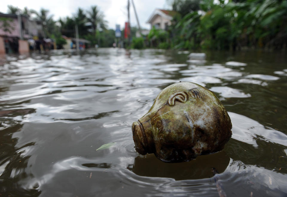 <p>A doll head floats in floodwaters in Dodangoda village in Kalutara, Sri Lanka, May 28, 2017.<br> Emergency teams rushed to distribute aid on May 28 to half a million Sri Lankans displaced after the island’s worst flooding in more than a decade claimed 126 lives and left scores more missing. (Photo: Lakruwan Wanniarachchi/AFP/Getty Images) </p>