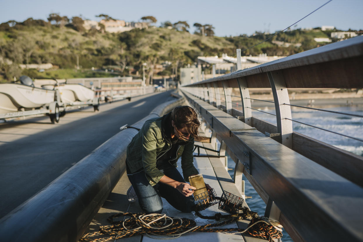 Observación del deterioro de muestras de tela en el laboratorio de Dimitri Deheyn, en el Instituto de Oceanografía Scripps en San Diego, California, el 31 de enero de 2020. (Alex Welsh/The New York Times)