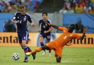 Ivory Coast's Cheick Tiote (R) fights for the ball with Japan's Keisuke Honda during their 2014 World Cup Group C soccer match at the Pernambuco arena in Recife June 14, 2014. REUTERS/Yves Herman