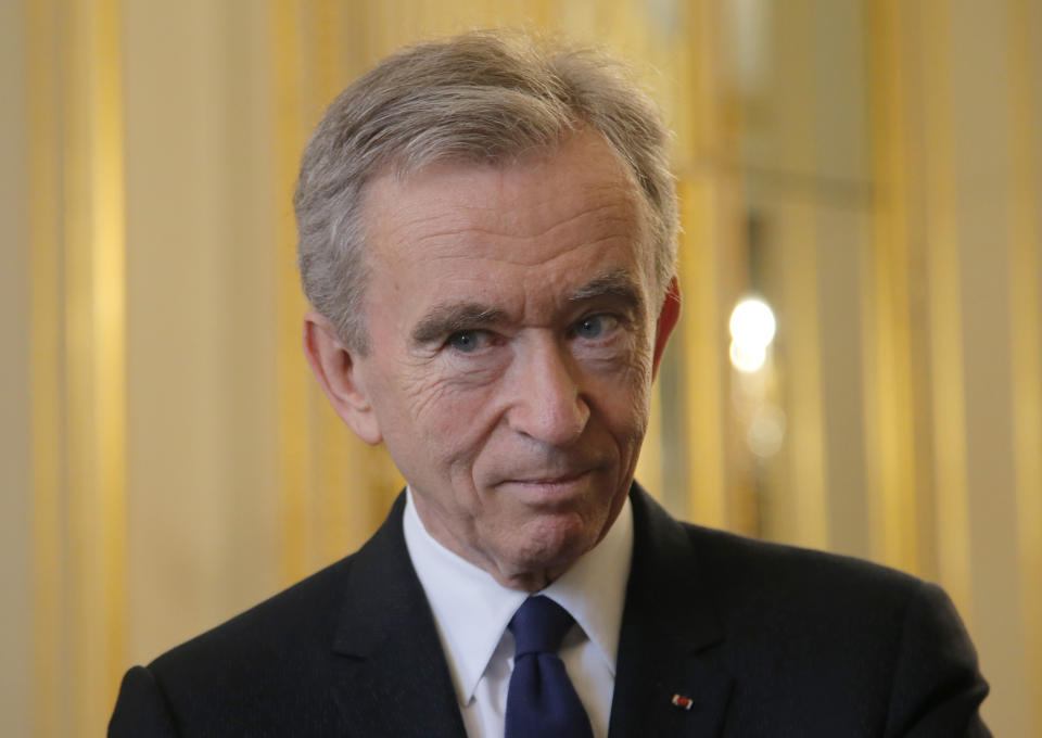 ARCHIVO - El director ejecutivo de LVMH, Bernard Arnault, escucha en la conferencia tecnológica global Viva Technology en el Palacio del Elíseo en París, el martes 21 de febrero de 2017. Un importante papel de patrocinio destinado a pulir la imagen de los Juegos Olímpicos de Verano de París 2024 y la capital francesa, es un nuevo capítulo en la especialidad de LVMH de vender exclusividad a gran escala bajo su presidente y director ejecutivo, Arnault. (Foto AP/Michel Euler, Pool, archivo)