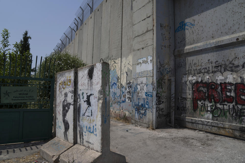 La ubicación original de un mural perdido del reservado artista del grafiti británico Banksy, misteriosamente trasladada de la Cisjordania ocupada a la Urban Gallery en Tel Aviv, cerca de una sección de la barrera de separación israelí en la ciudad ocupada de Belén, el jueves 4 de agosto de 2022. (Foto AP/Nasser Nasser)