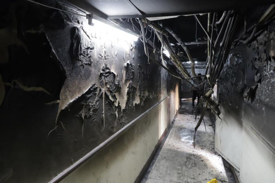 The walls of the corridor in the Huafeng Building were burned black.