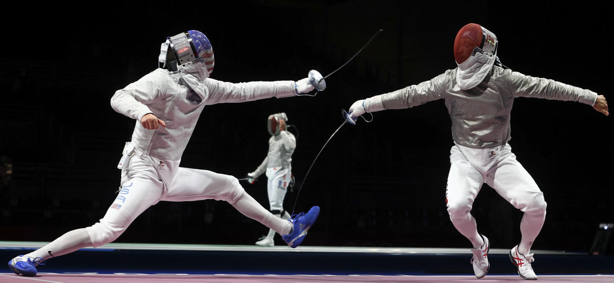 El esgrimista de origen japonés Kaito Streets experimentó un doloroso momento durante los Juegos Olímpicos de Tokio 2020 cuando intentaba proteger su espada. Su rival lo golpeó en la ingle y lo dejó fuera de juego por unos minutos. Foto (Reuters)