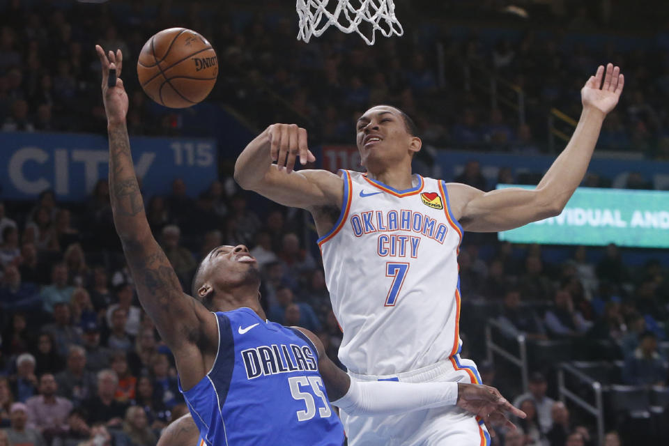 El alero del Thunder de Oklahoma City Darius Bazley bloquea el disparo del base de los Mavericks de Dallas Delon Wright en la primera mitad del juego del martes 31 de diciembre de 2019, en Oklahoma City. (AP Foto/Sue Ogrocki)