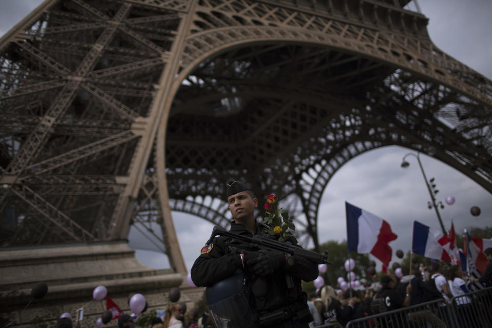 Eiffel Tower under police watch