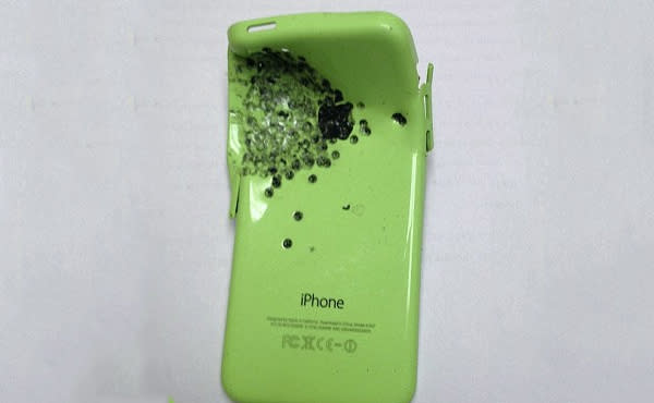 膠殼擋子彈! iPhone 5c 成功救人一命