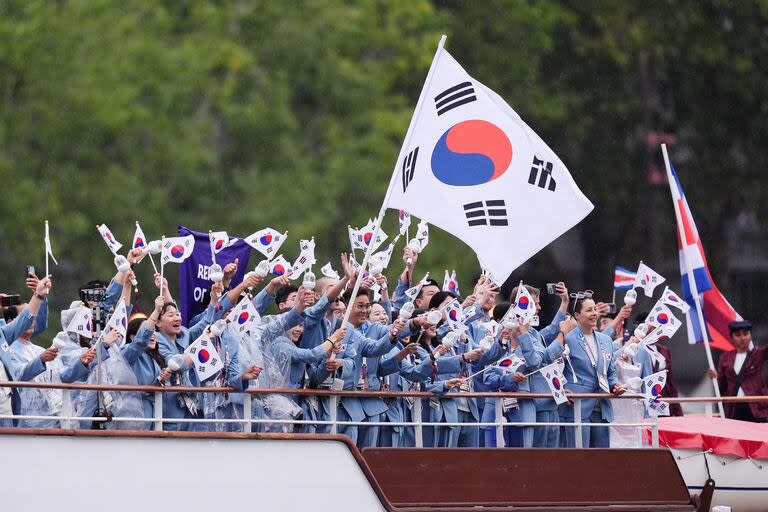 La nutrida delegación de Corea del Sur, en el particular desfile por el Sena durante la jornada inaugural