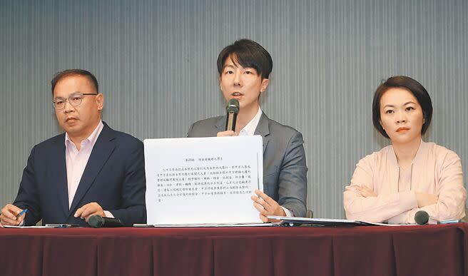 台智光案引發台北市前後任市長互槓。民進黨政策會執行長王義川（左起）、發言人吳崢、台北市議員簡舒培25日舉行記者會，批藍白甩鍋卸責。（劉宗龍攝）