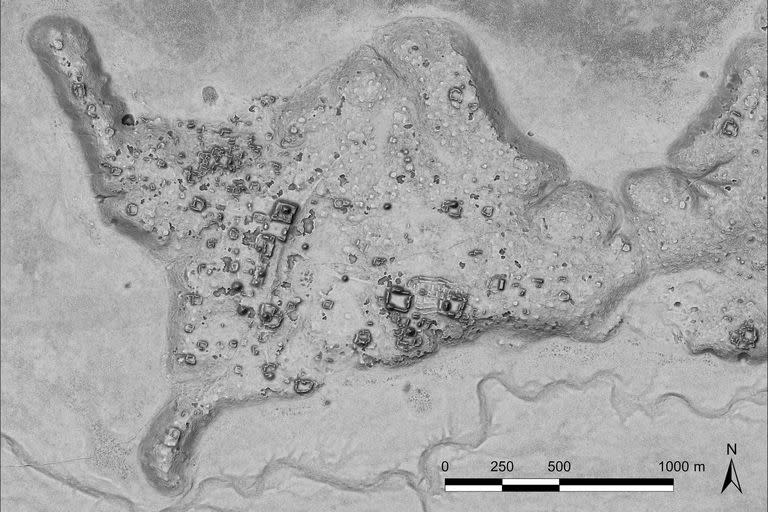 Un relieve del antiguo sitio maya que los arqueólogos llaman Ocomtún. El sitio incluye pirámides, palacios y una cancha de pelota, y se encuentra dentro de una reserva ecológica en el estado de Campeche en México