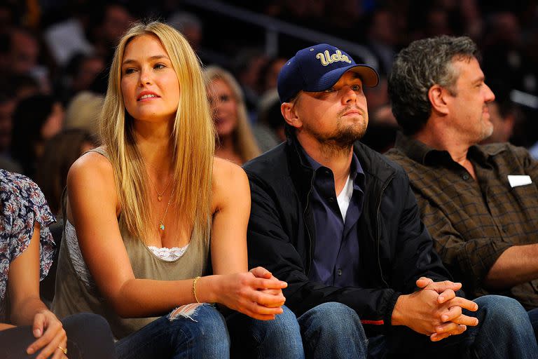 La modelo Bar Refaeli junto al actor, en un partido de la NBA en 2010