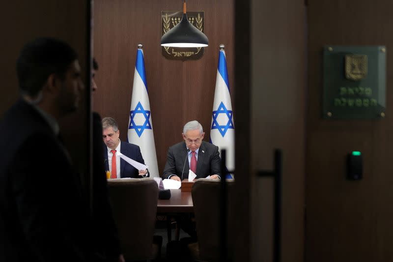 FOTO DE ARCHIVO. El primer ministro israelí, Benjamin Netanyahu, asiste a la reunión semanal del gabinete en la oficina del primer ministro en Jerusalén