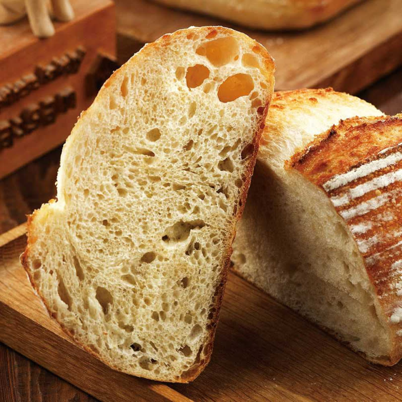 從「糙米鄉村」大小不一的麵包氣孔，可看出麵糰發酵極佳。（圖／于魯光攝）