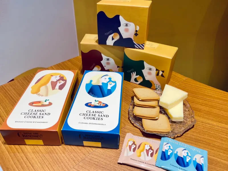 ▲now on cheese「煙燻起司&卡門貝爾起司夾心餅乾」及「焦糖&古岡左拉起司夾心餅乾」，每款皆為10入各420元。適逢年節，台灣特別引進兩種口味雙搭的「18入夾心餅乾禮盒」760元。（圖／記者蕭涵云攝）