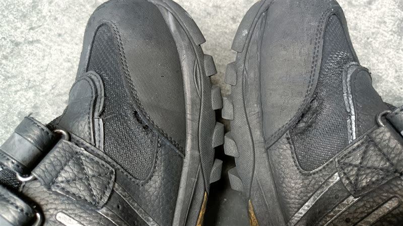 一位網友PO出穿了3個月左右的安全鞋，上面有不少破洞。（圖／翻攝自爆怨2公社臉書）