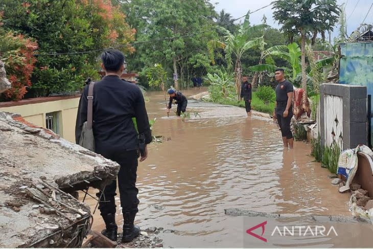Personel SAR Resimen II Pasukan Pelopor Korp Brimobdi mengecek kondisi jalan yang longsor di Kampung Rawacina, Kecamatan Nagrak, Kabupaten Cianjur, Rabu (23/11/2022). ANTARA/Laily Rahmawaty/aa.