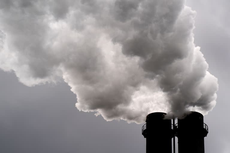 El humo sale de una chimenea de una central térmica de Vattenfall en Berlín; la Unión Europea (UE) logró un acuerdo para reducir su consumo de gas en un 15% de cara al invierno
