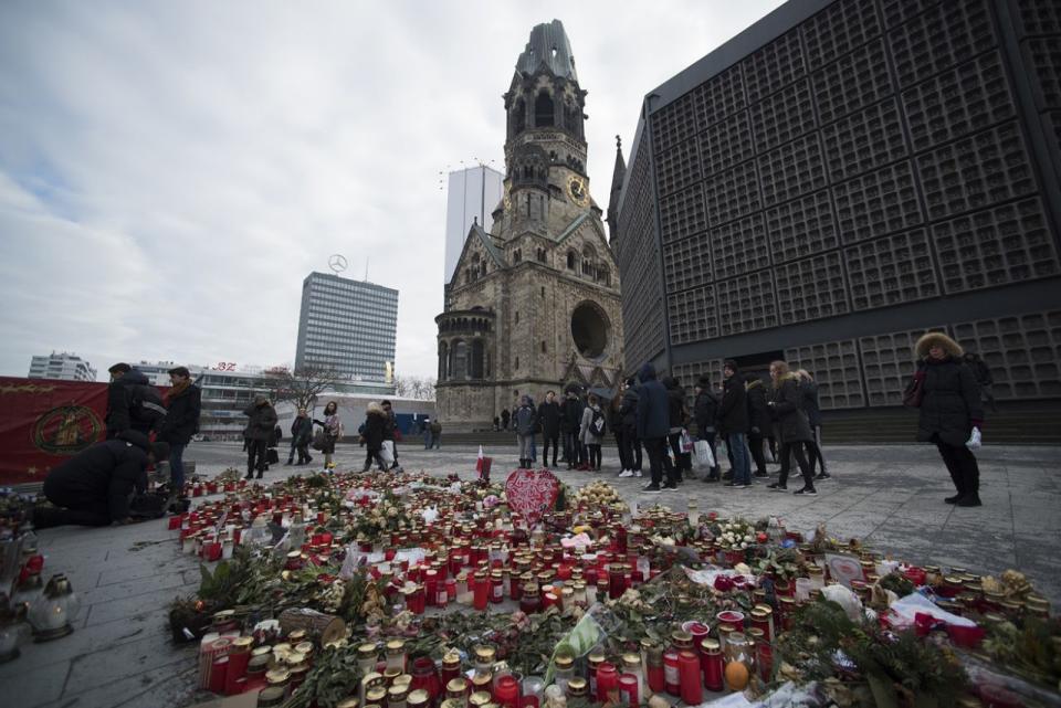 <p>Menschen halten vor der Gedenkstätte am Breitscheidplatz in Berlin inne. Vor einem Monat raste hier ein junger Tunesier mit einem LKW auf den Weihnachtsmarkt zu und tötete zwölf Menschen und verletzte 50 weitere. (Bild: Steffi Loos/ Getty Images) </p>