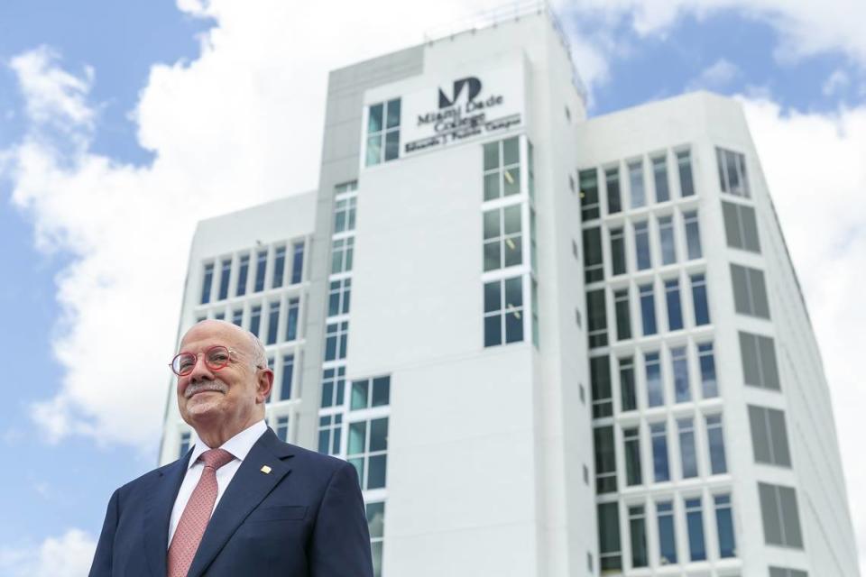 El presidente del Miami Dade College, Eduardo J. Padrón, asiste a la ceremonia de renombramiento del Campus Interamericano como Campus Eduardo J. Padrón, en La Pequeña Habana, el 17 de mayo de 2019.