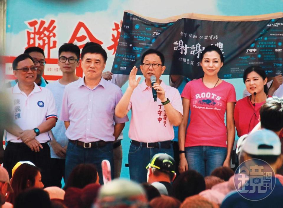 2018.5.27，9 : 41，郝龍斌陪游淑慧參加各種造勢活動，也與台北市長候選人丁守中同台。