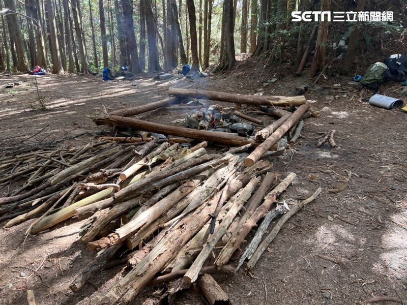 林管處與警方發現現場生火基地，地上遺留大量炊煮用具。（圖／東勢林管處提供）