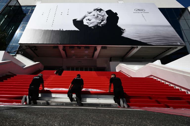 Últimos toques de preparación para el festival, presidido por una imagen de Catherine Deneuve en “La Chamade”, dirigida por Alain Cavalier 