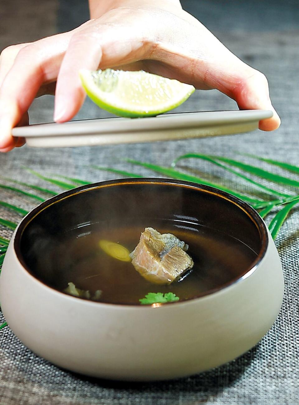 〈牛腱．香茅魚露〉是以牛骨、魚露、南薑、香芧等大量泰式辛香料燉煮的牛肉湯。圖／姚舜