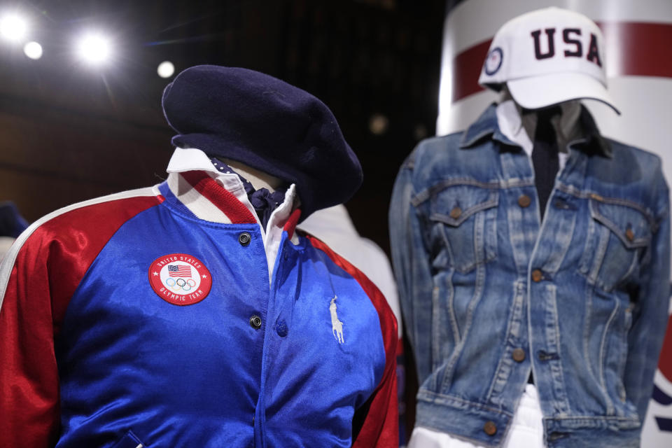 ARCHIVO- El uniforme del equipo de Estados Unidos para los Juegos Olímpicos de París se exhibe en la sede de Ralph Lauren el lunes 17 de junio de 2024 en Nueva York. (Foto Charles Sykes/Invision/AP, archivo)