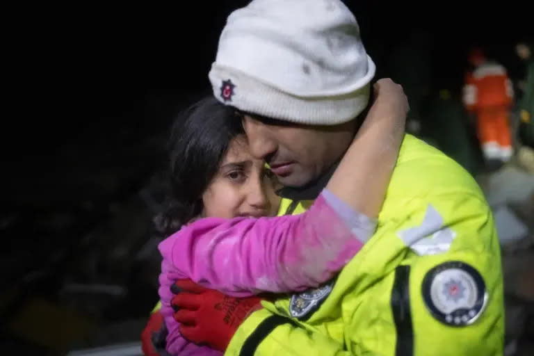 Rescate de una niña tras el devastador terremoto.