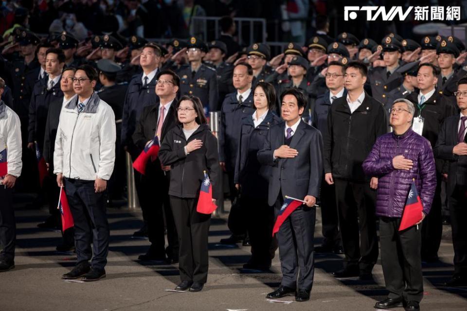 蔡英文與賴清德出席元旦升旗與現場民眾齊唱中華民國國歌。（圖／總統府）